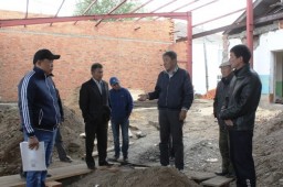 ​Руководитель округа провел планерное совещание на объекте в селе Узон