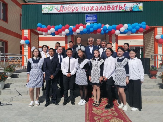 Баир Жамсуев открыл капитально отремонтированные школу и детсад в Агинском округе