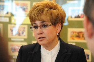 Жданова поручила привязать зарплаты глав районов к её собственной