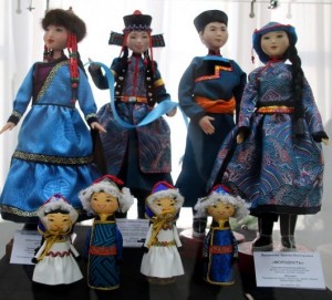 В Агинском впервые открылась выставка-конкурс кукол в национальном костюме