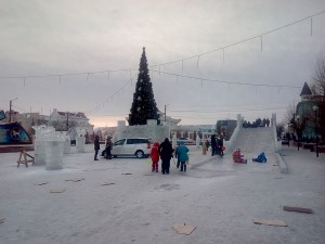 Народные новости: На площади ледовый городок восстановлен (фото)